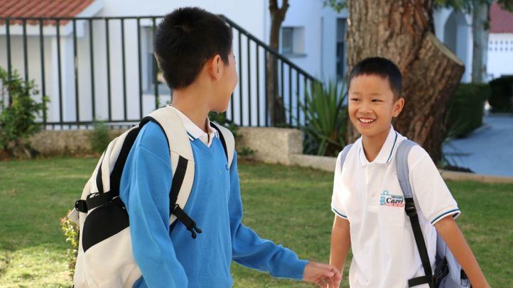 Dos alumnos en el centro educativo de Tres Cantos