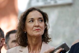 Archivo: Reyes Maroto visita la recién restaurada placa en homenaje a Largo Caballero junto a representantes del sindicato UGT