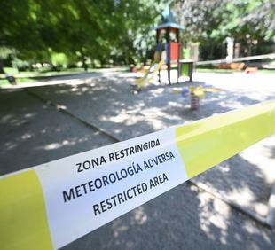 El Retiro y otros parques mantienen este sábado zonas balizadas por rachas de viento