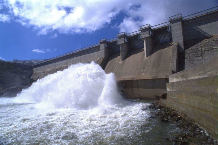 Presa de Pinilla vertiendo por el desagüe de fondo