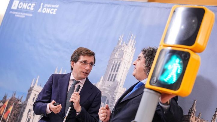 Presentación de los avisadores acústicos con mando a distancia en semáforos