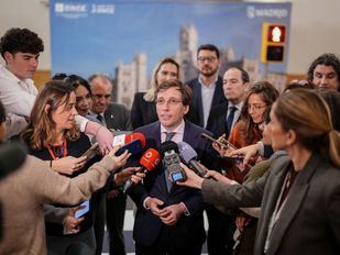 José Luis Martínez-Almeida atiende a los medios de comunicación.