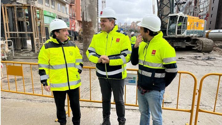 El consejero Jorge Rodrigo y el delegado Borja Carabante, en su visita a las obras del Intercambiador de Conde de Casal