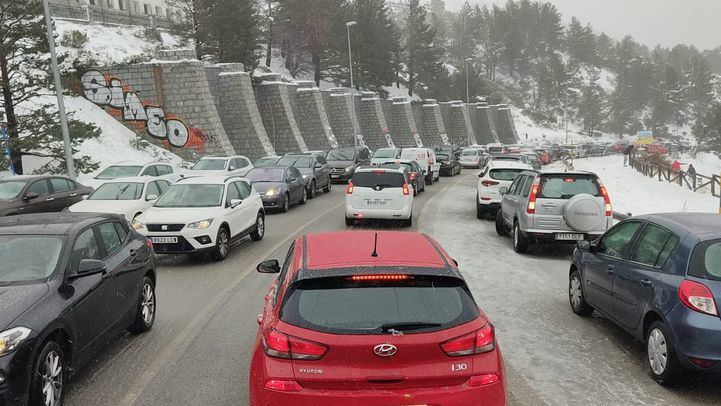 Colapsada la carretera del Puerto de Navacerrada