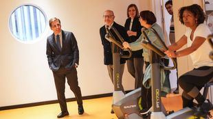 José Luis Martínez- Almeida, alcalde de Madrid, acompañado de José Fernández, Delegado del Área de Políticas Sociales en el Centro Municipal de Mayores Canal de Panamá