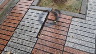 Aceras rotas, avisos ignorados y sensación de abandono en Ciudad Pegaso