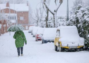 Mujer caminando por la nieve