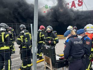 Gran columna de humo negro por el incendio de un bazar en Villa de Vallecas