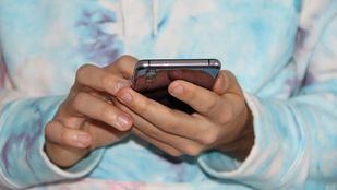 Adolescente con su móvil
