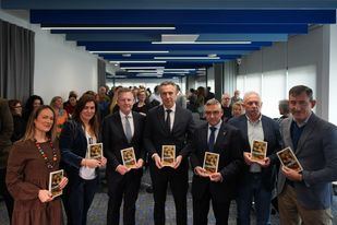 Carlos Novillo junto a los autores del libro 'Protégete ante cualquier emergencia'