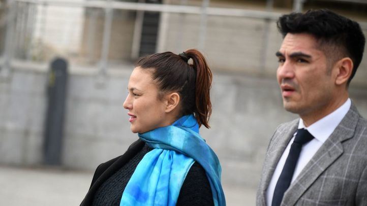 La actriz, Elisa Mouliaá, junto a su abogado, Alfredo Arrién, a su salida de los Juzgados de Plaza de Castilla