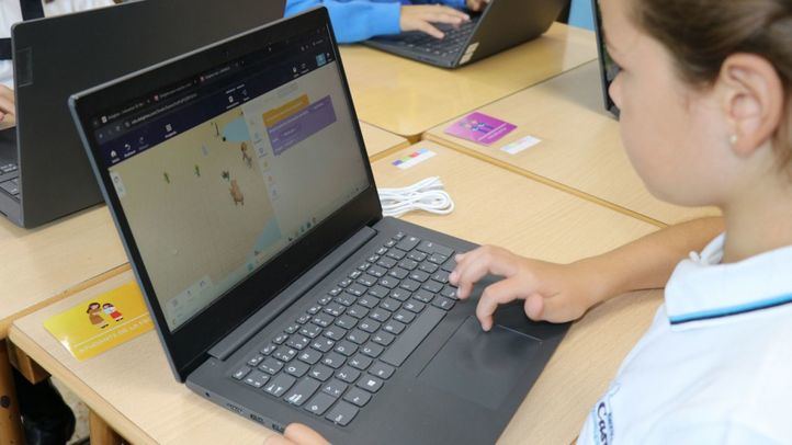 Una alumna del colegio con un ordenador