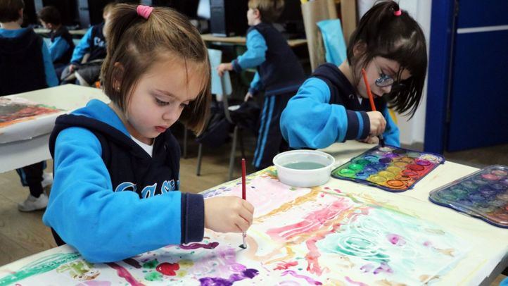 Dos alumnas pintando en el aula
