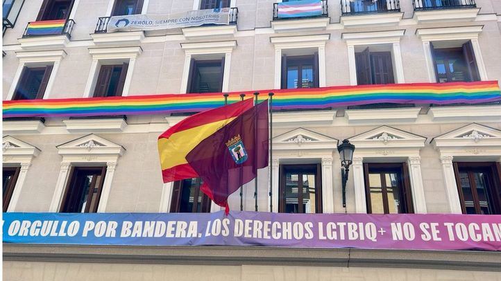 Banderas LGTBIQ+ en el Edificio de Grupos del Ayuntamiento de Madrid