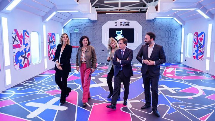 Almeida, con Hidalgo y Niño, en el Discovery Center del Campus del Videojuego de Madrid in Game, este miércoles
