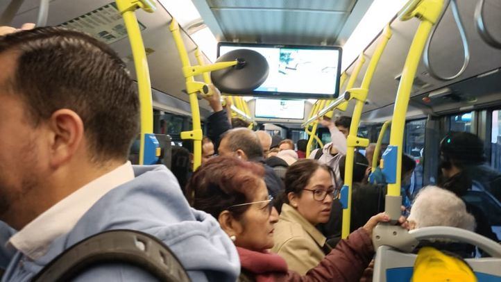 Colapso de la línea de autobús 165, que conecta Alsacia con el Hospital Ramón y Cajal