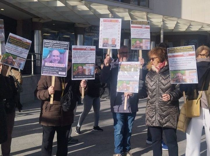 Concentración ante los juzgados durante la declaración del excapellan del colegio Highlands