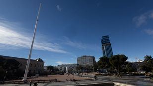 Mástil de la bandera de España en la Plaza de Colón