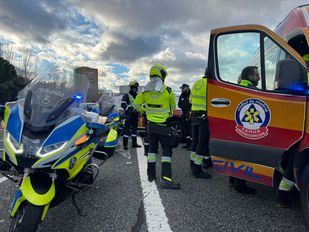Los servicios de emergencia en el punto donde se ha producido el accidente entre la moto y un coche