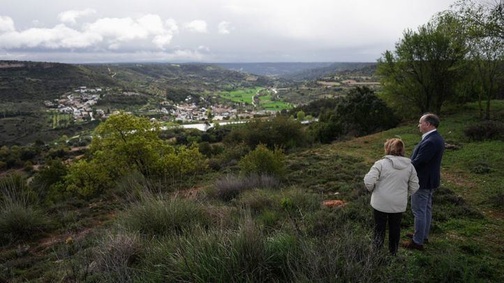 El consejero de Digitalización observando las vistas de los pueblos de la Sierra de Madrid.