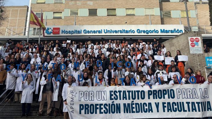 Protesta de los sanitarios a las puertas del Hospital Gregorio Marañón