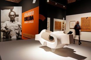 Una gran muestra antológica en Conde Duque cierra el centenario de Chillida