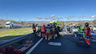 Servicios de emergencia intervienen en un accidente en la M-50