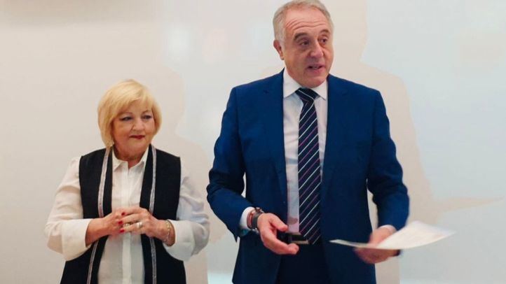 La decana del Colegio Profesional de Criminología de Madrid, Carmen Balfagón, entrega reconocimiento al director general de la Policía Municipal de Madrid, Pablo Enrique Rodríguez