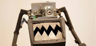 El artista que da una nueva vida a los objetos que otros han tirado expone en Chamberí