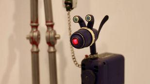 El artista que da una nueva vida a los objetos que otros han tirado expone en Chamberí