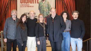 José María Pou y la compañía de teatro de 'Gigante'