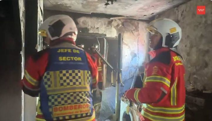 Estado de la habitación incendiada en el hostal okupado en Villalba