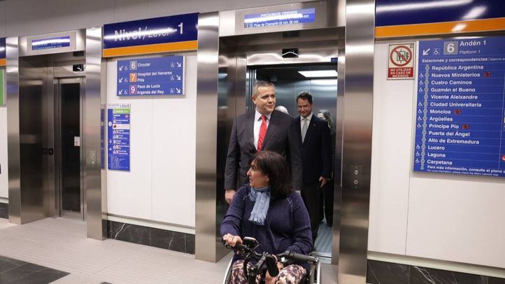 El consejero de Vivienda, Transportes e Infraestructuras de la Comunidad de Madrid, Jorge Rodrigo, visita la estación de Metro Avenida de América tras finalizar las obras de renovación, que han incluido un nuevo acceso y la instalación de varios ascensores