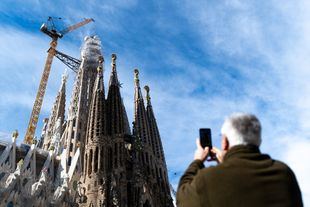 Colocación del brazo superior de la cruz de la torre de Jesús de la Sagrada Familia de Barcelona