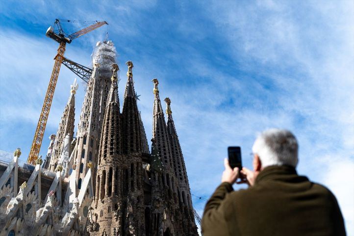 Colocación del brazo superior de la cruz de la torre de Jesús de la Sagrada Familia de Barcelona
