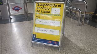 Cartel indicando la suspensión del servicio en el Metro