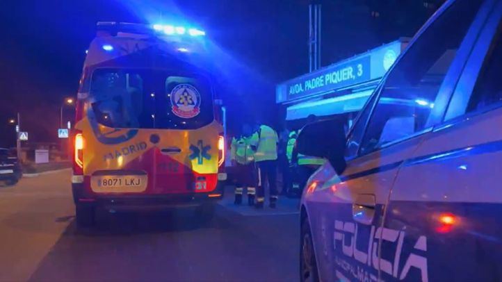 Efectivos del Samur-Protección Civil, que atendieron al herido en la terraza de un establecimiento hostelero cercano al punto de la agresión.