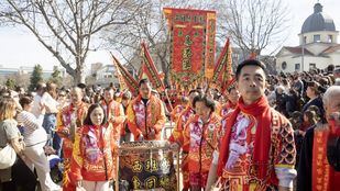 El gran desfile del Año Nuevo chino reúne a más de 100.000 personas en Usera