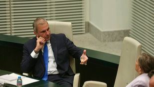 Javier Ortega Smith hablando con Arantxa Cabello durante un pleno