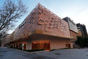 Soledad Sevilla llena de arte la fachada de El Corte Inglés de Serrano y los escaparates de Preciados