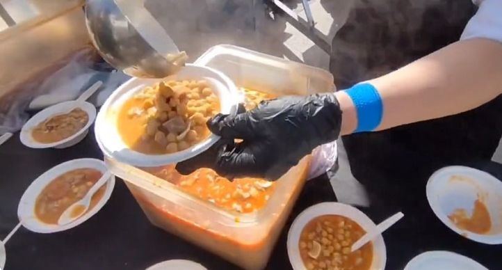 Reparto de raciones de potaje en la Puerta del Sol durante la protesta del campo madrileño