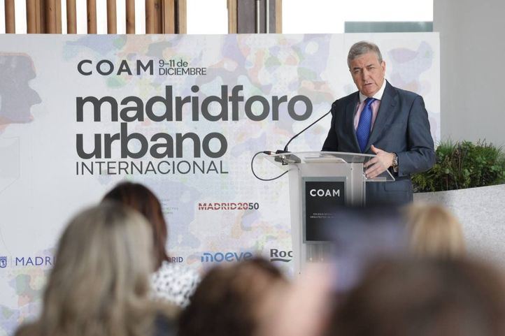 El decano del Colegio de Arquitectos de Madrid, Sigfrido Herráez, en la presentación del dossier de conclusiones del Madrid Foro Urbano Internacional.