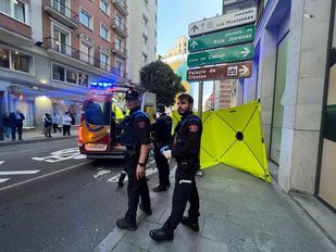 Lugar del atropello de un hombre por un autobús en Madrid
