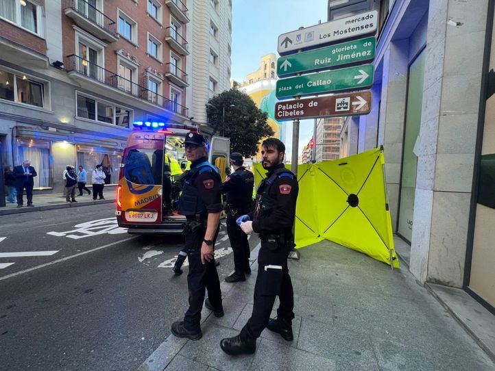 Lugar del atropello de un hombre por un autobús en Madrid