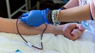 El brazo de un donante de sangre durante la celebración de los actos por el maratón de donación de sangre en el vestíbulo del hospital Ramón y Cajal, a 20 de noviembre de 2024