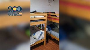 Literas donde dormían las mujeres explotadas sexualmente.