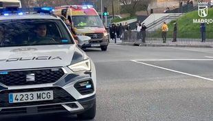 Equipos de emergencia en el lugar donde ha sido golpeado un menor por un autobús