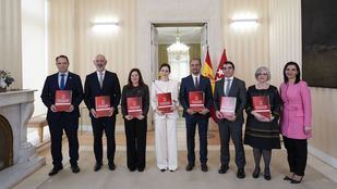 Ayuso firma el acuerdo para el nuevo modelo de financiación plurianual junto a los rectores de las seis universidades públicas madrileñas