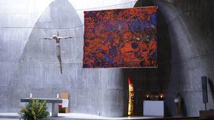 Justin Caguiat instala su proyecto artístico en la iglesia brutalista de Fisac y su entorno en Moratalaz