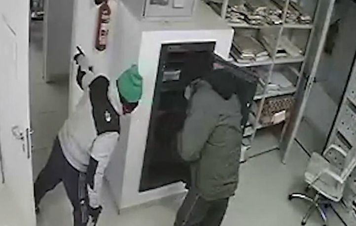 Dos delincuentes venteranos sacan el botín de la caja del banco